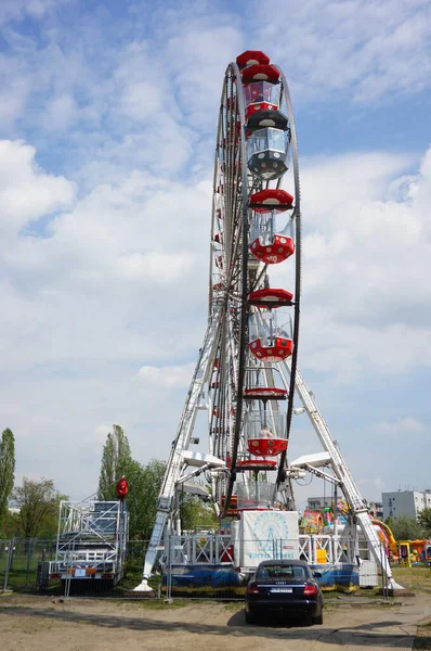 Riesenrad Mit Roten Sitzen Funpark — Stockfoto