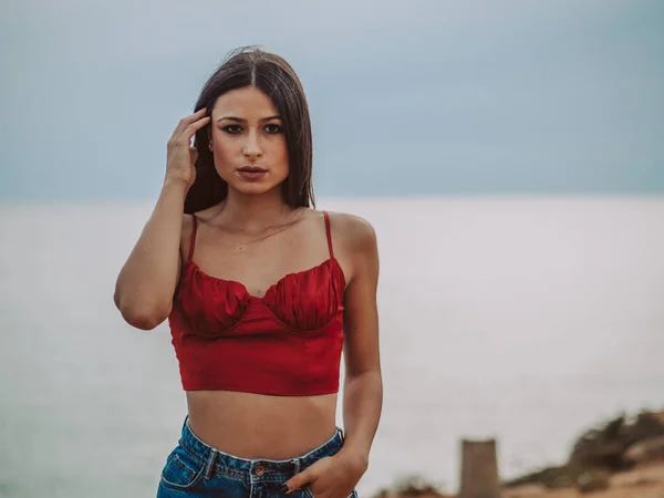 Una Hermosa Joven Mujer Con Una Sexy Camiseta Roja Vaqueros —  Fotos de Stock