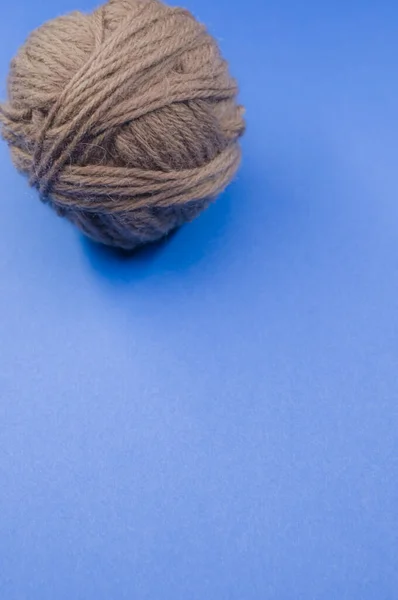 在蓝色表面上垂直拍摄的纱线球 — 图库照片