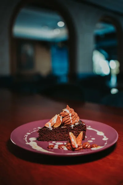 プレート内のチョコレートケーキの垂直ショット — ストック写真