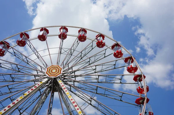 High Ferris Τροχό Κόκκινα Καθίσματα Ένα Πάρκο Διασκέδασης — Φωτογραφία Αρχείου