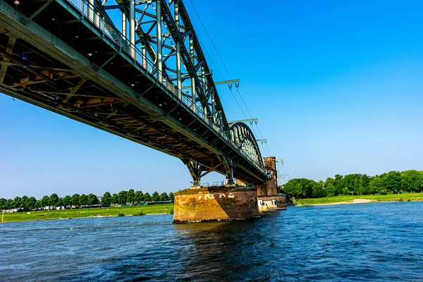 Μια Όμορφη Θέα Μιας Γέφυρας Πάνω Από Ποτάμι Κατά Διάρκεια — Φωτογραφία Αρχείου