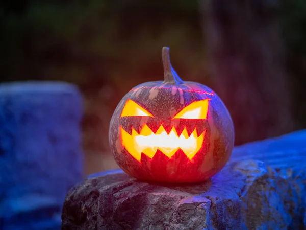 Zbliżenie Ujęcie Strasznej Dyni Rozjaśniają Wewnątrz Dla Halloween Party — Zdjęcie stockowe