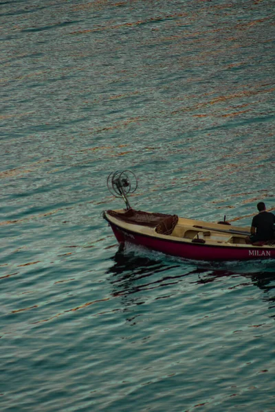Μια Κάθετη Βολή Ενός Άνδρα Μια Βάρκα Στη Θάλασσα — Φωτογραφία Αρχείου