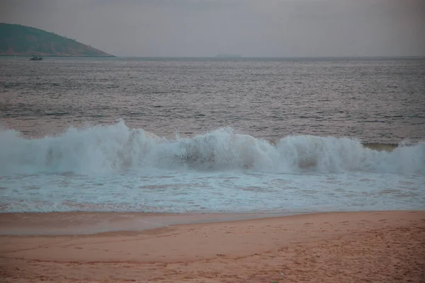 Krásný Záběr Vln Narážejících Pláž — Stock fotografie