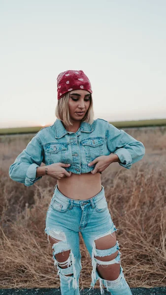 Foco Superficial Uma Mulher Loira Vestindo Uma Roupa Jeans Emparelhada — Fotografia de Stock