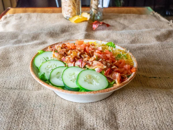 Uma Tigela Salada Com Pepino Fatiado Tomates Bacon — Fotografia de Stock