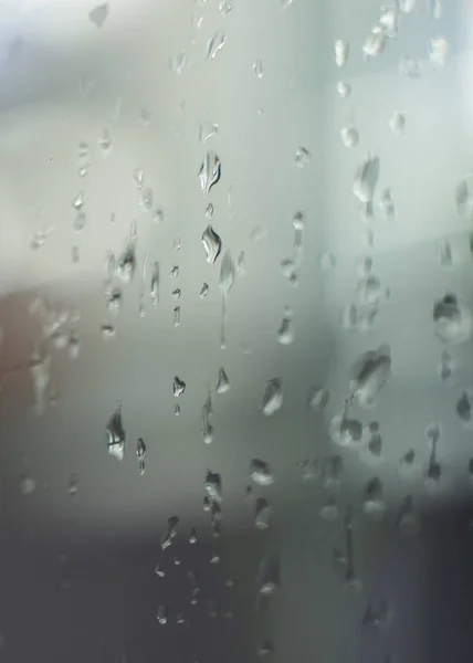 水滴が付いたガラスの垂直ショット — ストック写真