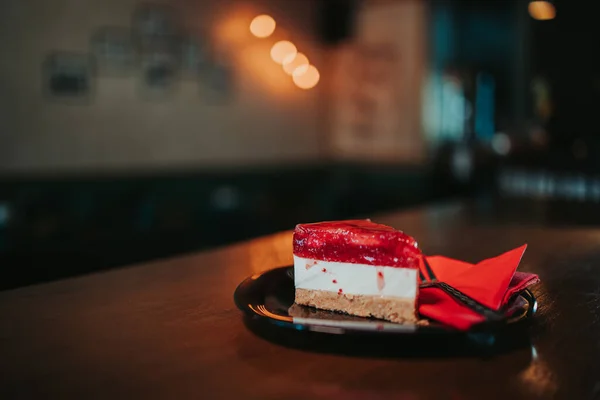 横にナプキンが付いているおいしいチーズケーキのクローズアップショット — ストック写真
