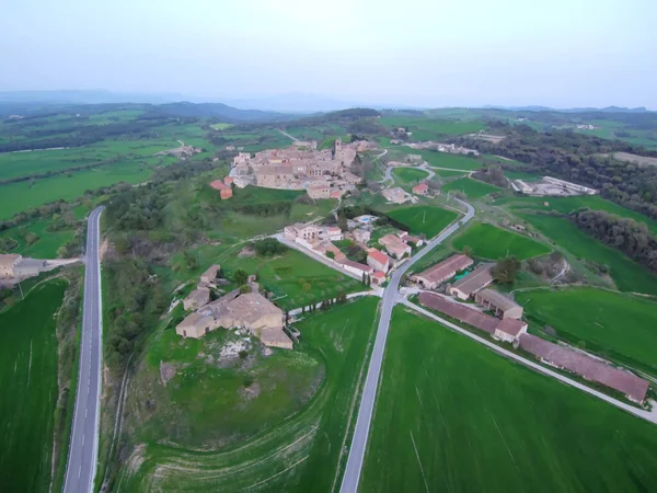 スペインの村の緑のフィールドの空中ショット — ストック写真