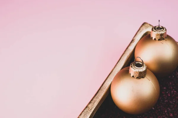 Верхний Вид Золотых Рождественских Украшений Роскошной Чаше Наполненной Маленькими Красными — стоковое фото