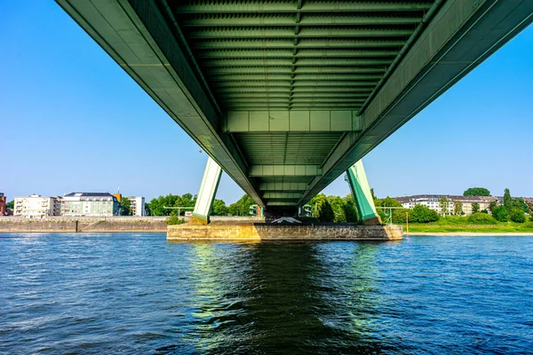 Krásný Výhled Řeku Pod Mostem — Stock fotografie