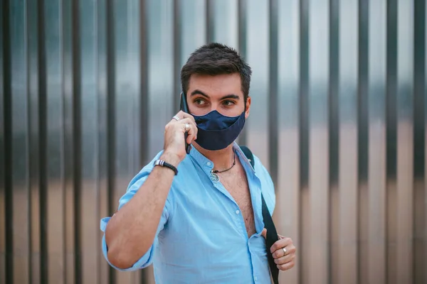 Een Oppervlakkige Focusshot Van Een Jonge Man Met Een Gezichtsmasker — Stockfoto