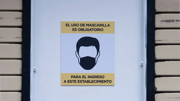 Primer Plano Cartel Puerta Con Texto Español Sobre Mascarilla Facial —  Fotos de Stock