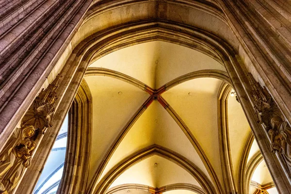 德国科隆大教堂内部的一张低角度的照片 — 图库照片
