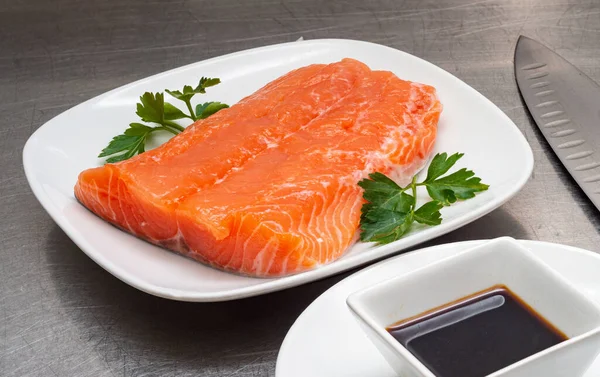 Primer Plano Trozo Sashimi Salmón Plato Sobre Mesa Con Salsa —  Fotos de Stock