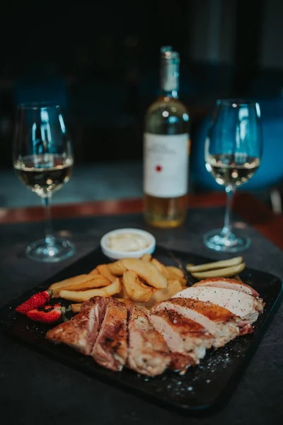 Disparo Vertical Plato Sabroso Pollo Rodajas Papas Fritas Acompañado Vino — Foto de Stock