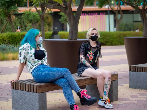 Een Shot Van Twee Vrouwen Met Medische Maskers Die Met — Stockfoto