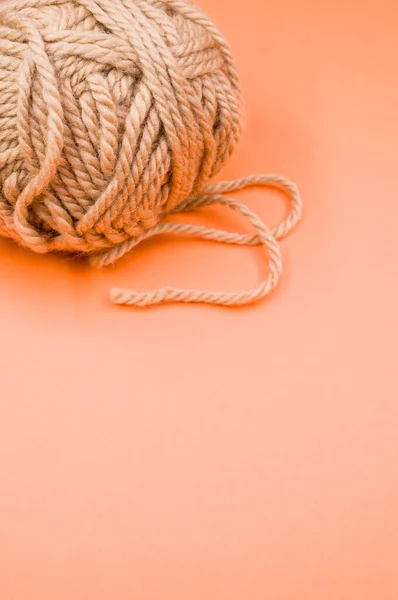 Tiro Vertical Una Bola Hilo Sobre Una Superficie Naranja —  Fotos de Stock