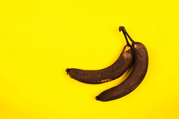 Eine Draufsicht Auf Reife Dunkle Bananen Isoliert Auf Gelbem Hintergrund — Stockfoto