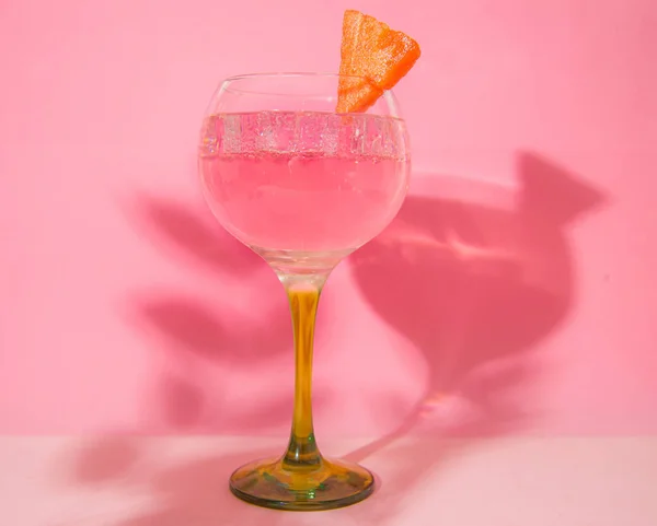 Ein Glas Gin Tonic Auf Rosa Hintergrund — Stockfoto