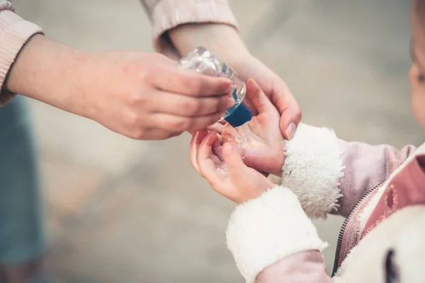 Een Selectieve Focusopname Van Een Vrouwelijke Handreiniger Haar Handpalm Concept — Stockfoto