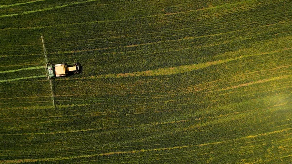 Eine Luftaufnahme Der Erntemaschine Bei Der Arbeit Auf Einem Feld — Stockfoto