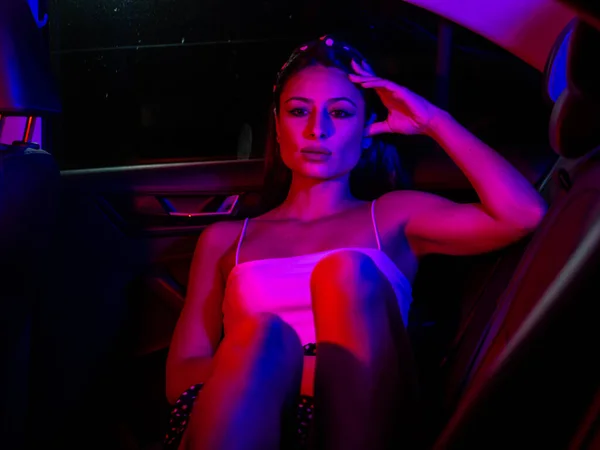 Μια Νεαρή Σέξι Γυναίκα Ένα Αυτοκίνητο Κάτω Από Μπλε Και — Φωτογραφία Αρχείου