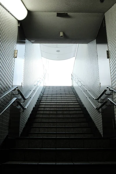 Pionowe Ujęcie Schodów Prowadzących Wyższe Piętro — Zdjęcie stockowe