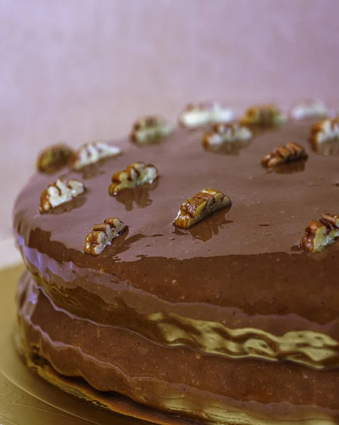 Вертикальный Снимок Вкусного Торта Покрытого Ганахами Украшенного Кусочками Орехов — стоковое фото