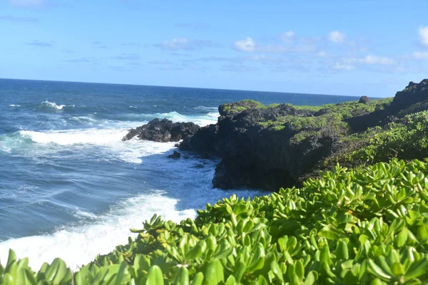 Gyönyörű Erős Hullámok Csapódnak Haleakala Nemzeti Park Sziklás Partjára — Stock Fotó