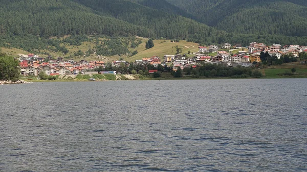 Uma Bela Paisagem Colinas Arborizadas Junto Lago — Fotografia de Stock