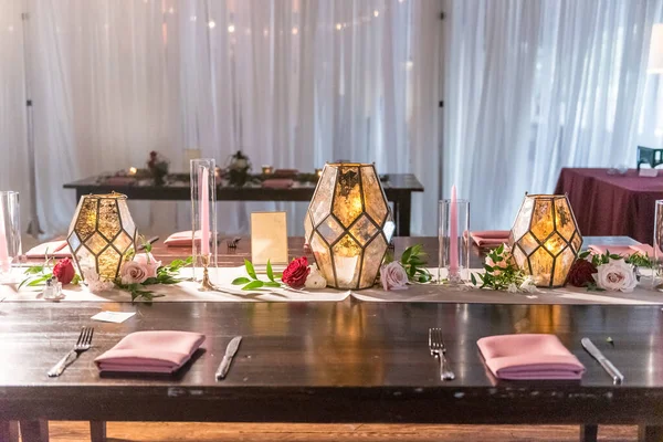 Beau Décor Table Avec Des Fleurs Lors Mariage — Photo