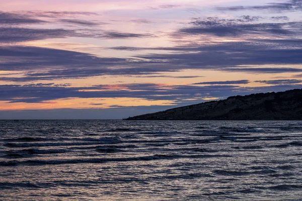 Belo Tiro Céu Púrpura Brilhante Por Sol Sobre Mar — Fotografia de Stock