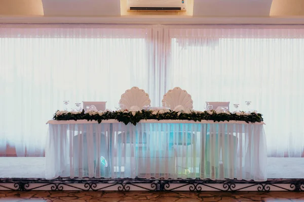 Ünnepi Asztal Menyasszony Vőlegény Számára Ruhával Virágokkal Díszítve — Stock Fotó