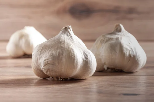 Gros Plan Bulbes Ail Entiers Sur Une Table Bois Avec — Photo