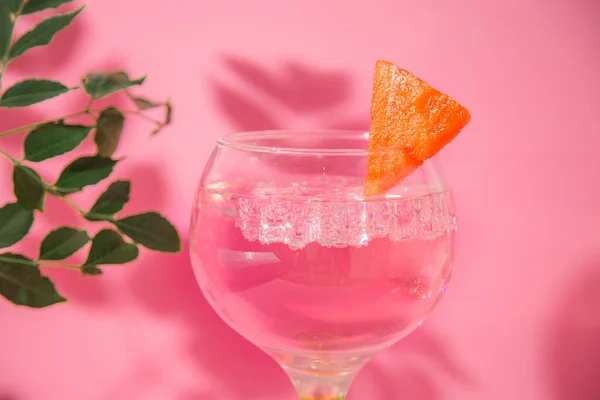 Ein Glas Gin Tonic Auf Rosa Hintergrund — Stockfoto