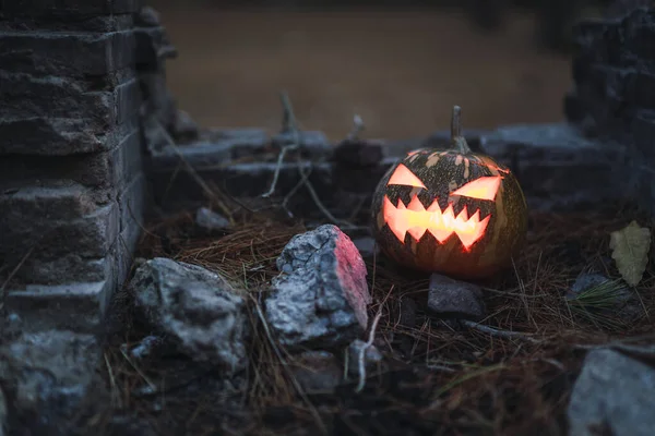 Een Halloween Pompoen Met Een Eng Gezicht Oude Ruïnes — Stockfoto