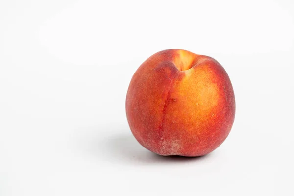 Ein Köstlicher Pfirsich Isoliert Auf Weißem Hintergrund — Stockfoto