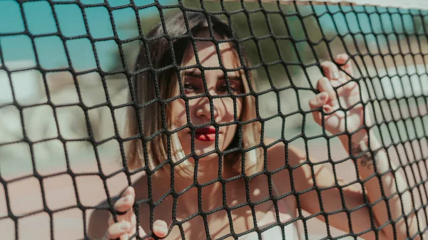 Shallow Focus Young Blonde Female Posing Net Tennis Court — Stock Photo, Image