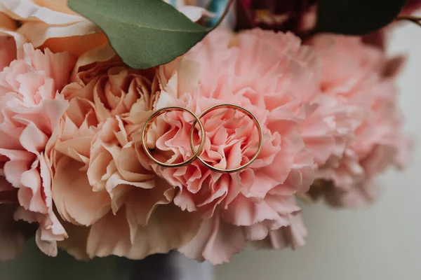 Closeup Shot Wedding Rings Roses — Stock Photo, Image