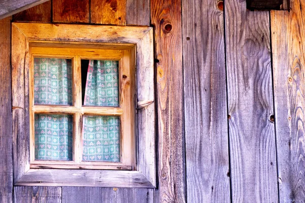 Tiro Close Uma Janela Uma Casa Madeira — Fotografia de Stock