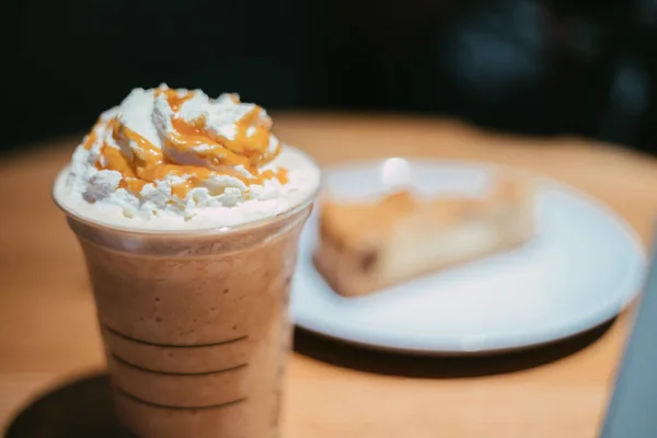 Sebuah Foto Closeup Dari Secangkir Espresso Dengan Krim Kocok Dan — Stok Foto