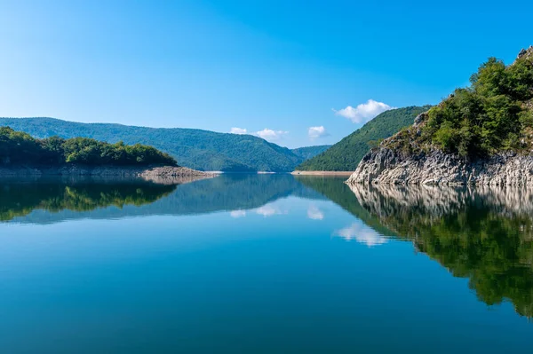 Reflexo Das Colinas Floresta Lago — Fotografia de Stock