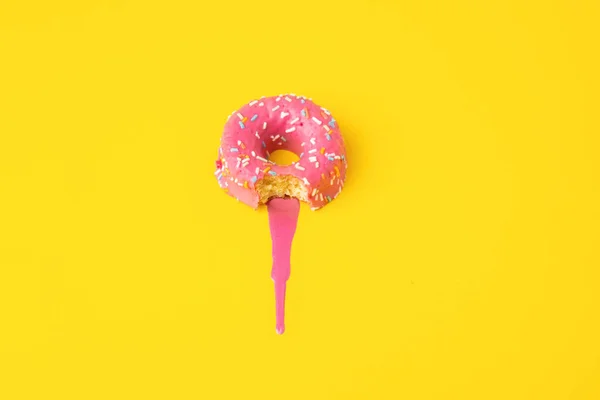 Tiro Alto Ângulo Donut Rosa Uma Superfície Amarela — Fotografia de Stock