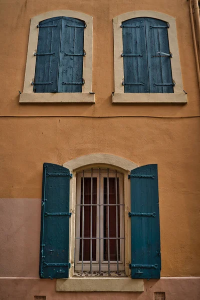 Plan Vertical Fenêtres Bois Bleues Sur Bâtiment Orange — Photo