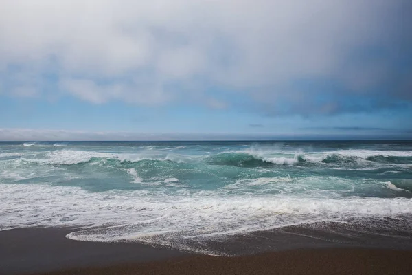Schöne Aufnahme Großer Schaumwellen Die Das Ufer Eines Strandes Treffen — Stockfoto
