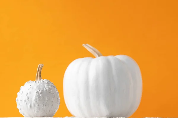 Par Calabazas Blancas Sobre Fondo Naranja — Foto de Stock