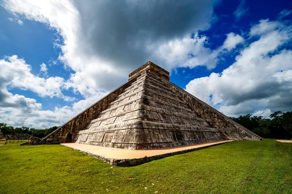 Breathtaking View Pyramid Archaeological Site Chichen Itza Yucatan Mexico — Stock Photo, Image