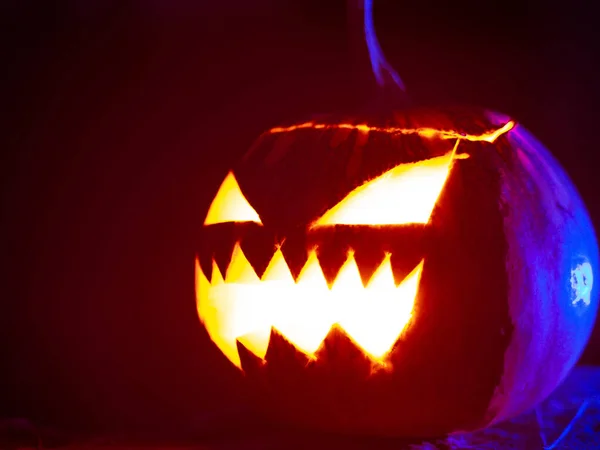 Zbliżenie Ujęcie Strasznej Dyni Rozjaśniają Wewnątrz Dla Halloween Party — Zdjęcie stockowe